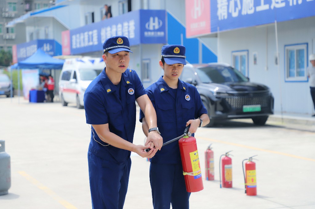 2024年黃江鎮(zhèn)住建領(lǐng)域安全生產(chǎn)消防應(yīng)急演練活動(dòng)在上群花園項(xiàng)目隆重舉行(圖7)