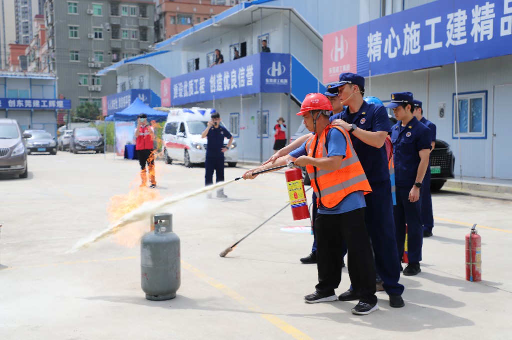 2024年黃江鎮(zhèn)住建領(lǐng)域安全生產(chǎn)消防應(yīng)急演練活動(dòng)在上群花園項(xiàng)目隆重舉行(圖8)